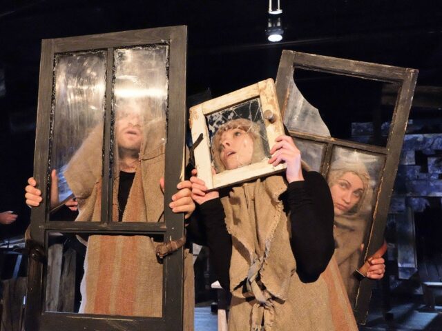 Wycieczka klas 1B i 2A na spektakl „Dziady – Noc Pierwsza” Teatru Wierszalin