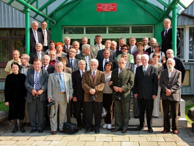 Zdjęcie grupowe absolwentów