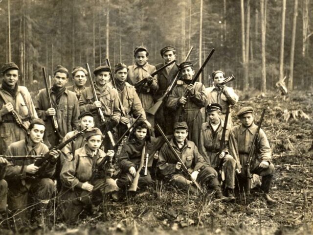 Historyczne zdjęcie ludzi w lesie