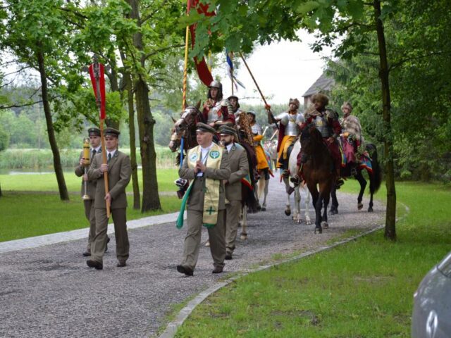 Sztandar Państwowej Średniej Szkoły Rolniczo-Leśnej w Żyrowicach na obchodach 95-lecia Lasów Państwowych