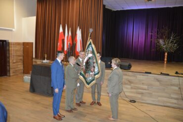 Wręczenie świadectw absolwentom szkoły