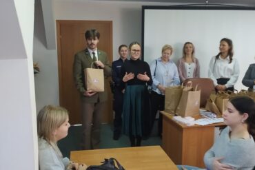 Mikołajki w przedszkolu w Białowieży z udziałem uczniów Technikum Leśnego